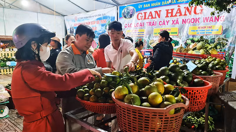 Trái cây của xã Ngọk Wang thu hút đông đảo người dân đến mua