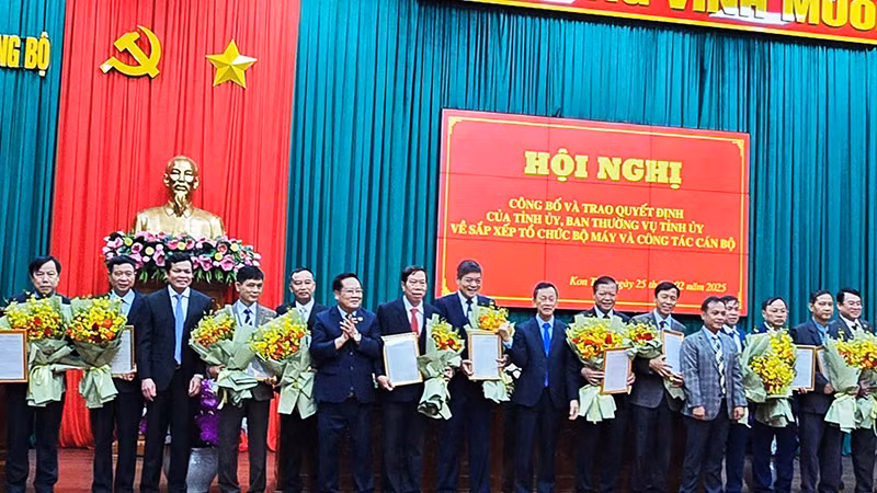 Trao Quyết định, tặng hoa cho các đồng chí nghỉ hưu trước tuổi.