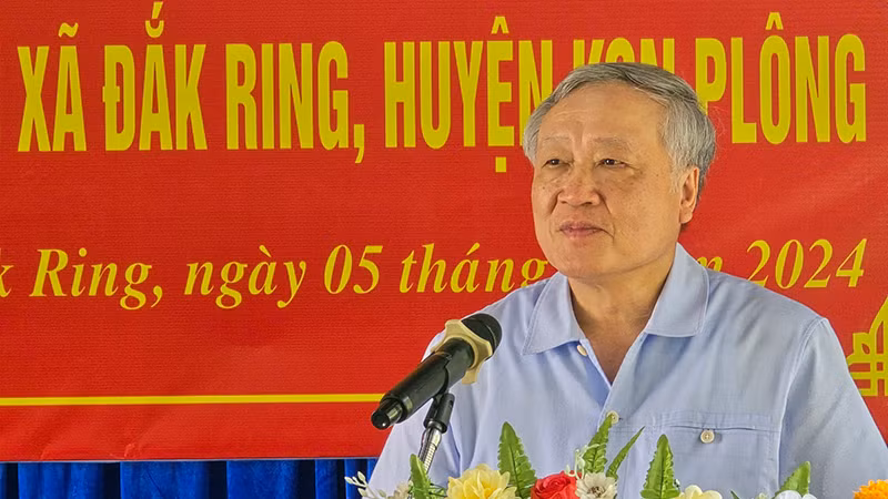 Đồng chí Nguyễn Hòa Bình phát biểu tại buổi làm việc
