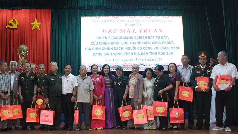 Tặng quà tri ân các chiến sĩ cách mạng, người có công.