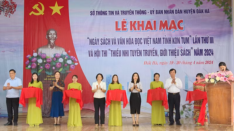 Cắt băng khai mạc "Ngày Sách và Văn hóa đọc Việt Nam tỉnh Kon Tum" lần thứ 3.