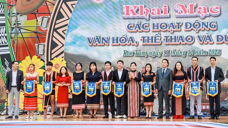 Tặng cờ lưu niệm cho các đơn vị, địa phương tiêu biểu tham gia tại Tuần Văn hóa-Du lịch tỉnh Kon Tum năm 2024. Tặng cờ lưu niệm cho các đơn vị, địa phương tiêu biểu tham gia tại Tuần Văn hóa-Du lịch tỉnh Kon Tum năm 2024.