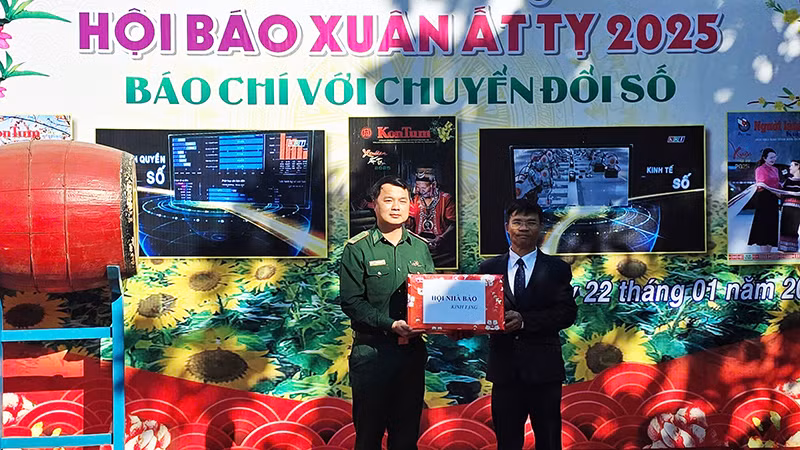 Hội Nhà báo tỉnh tặng ấn phẩm báo Xuân cho Bộ Chỉ huy Bộ đội Biên phòng tỉnh Kon Tum Hội Nhà báo tỉnh tặng ấn phẩm báo Xuân cho Bộ Chỉ huy Bộ đội Biên phòng tỉnh Kon Tum