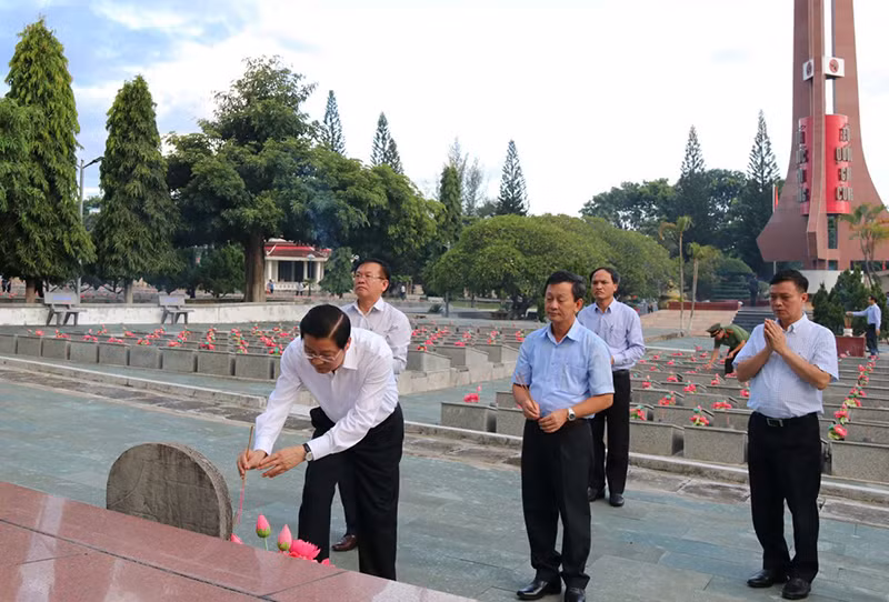 Trưởng Ban Nội chính Trung ương và lãnh đạo tỉnh Kon Tum dâng hương tại Nghĩa trang Liệt sĩ tỉnh