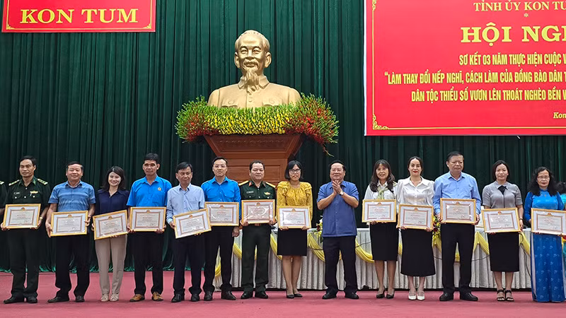 Ủy ban nhân dân tỉnh Kon Tum khen thưởng các tập thể tại Hội nghị sơ kết 3 năm Cuộc vận động. Ủy ban nhân dân tỉnh Kon Tum khen thưởng các tập thể tại Hội nghị sơ kết 3 năm Cuộc vận động.