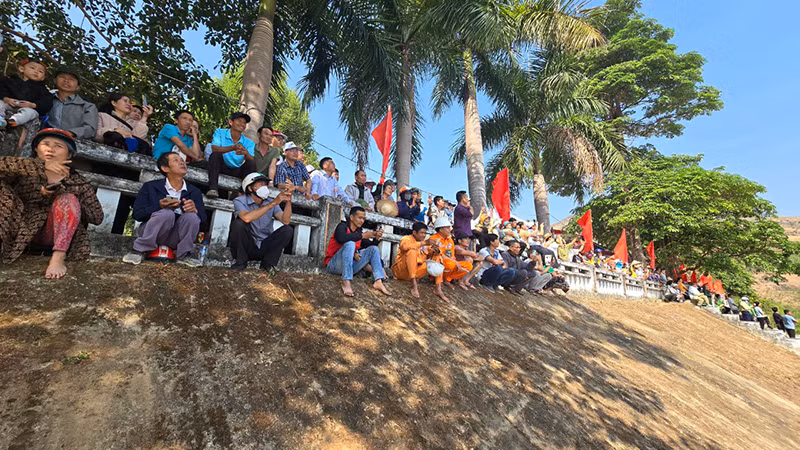 Đông đảo người dân và du khách trong và ngoài tỉnh Kon Tum đến thưởng thức dù lượn. Đông đảo người dân và du khách trong và ngoài tỉnh Kon Tum đến thưởng thức dù lượn.