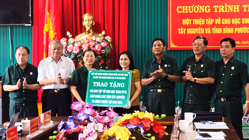 Trao bảng tượng trưng tặng 120.000 cuốn tập vở.