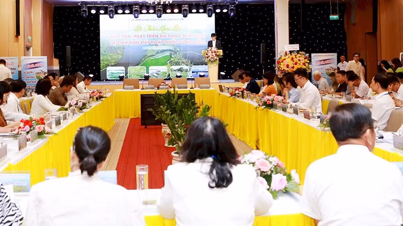 Quang cảnh Hội thảo khoa học về Bảo tồn, phát huy các giá trị hệ sinh thái đất ngập nước hồ Sông Đầm. (Ảnh: LINH-CÔNG) 