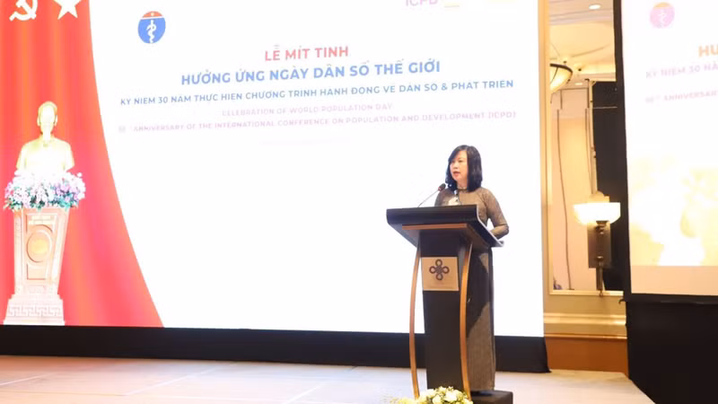 Bộ trưởng Y tế Đào Hồng Lan phát biểu tại lễ mít-tinh. (Ảnh: Báo điện tử Đảng Cộng sản)