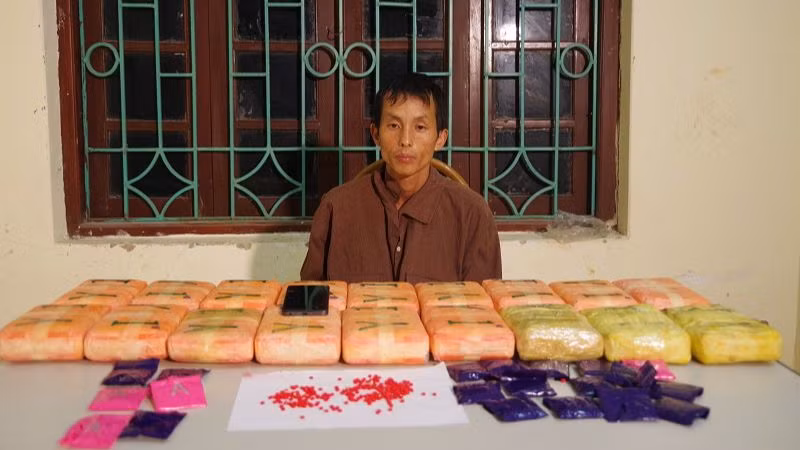 Đối tượng Giàng A Cở cùng tang vật khi bị bắt giữ trong đêm 11/7.
