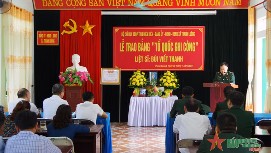 Quang cảnh Lễ trao Bằng "Tổ quốc ghi công" liệt sĩ Bùi Viết Thanh. (Ảnh: Báo Quân đội nhân dân)