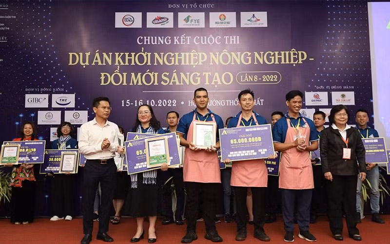 Ban tổ chức trao thưởng cho các dự án đạt giải cao