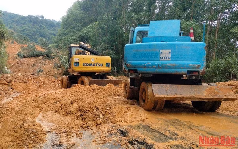 Sở Giao thông vận tải Quảng Bình chỉ đạo lực lượng tập trung xử lý các vị trí sạt lở để thông đường trong thời gian sớm nhất