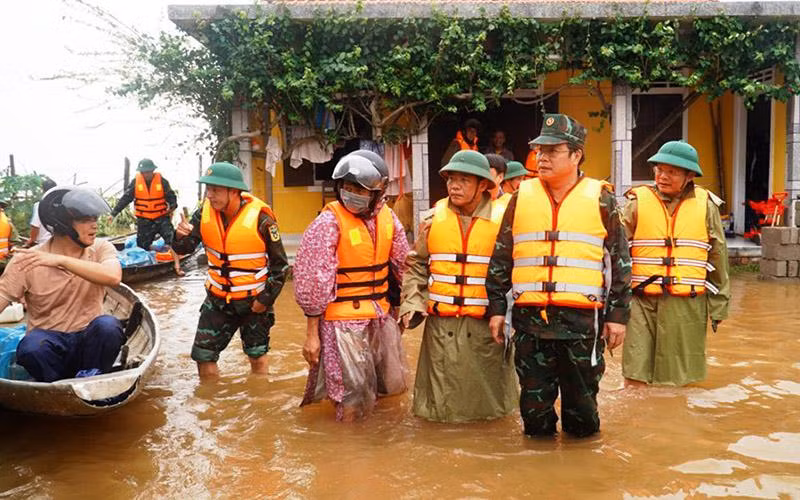 Các đồng chí lãnh đạo tỉnh và các ban, ngành vượt lũ đến thăm hỏi, động viên người dân vùng ngập nặng tại xã Quảng Phước (Quảng Điền).