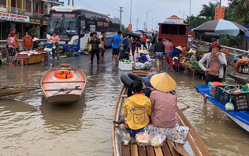 Thuyền là phương tiện di chuyển chủ yếu của người dân trong những ngày lũ lụt này.