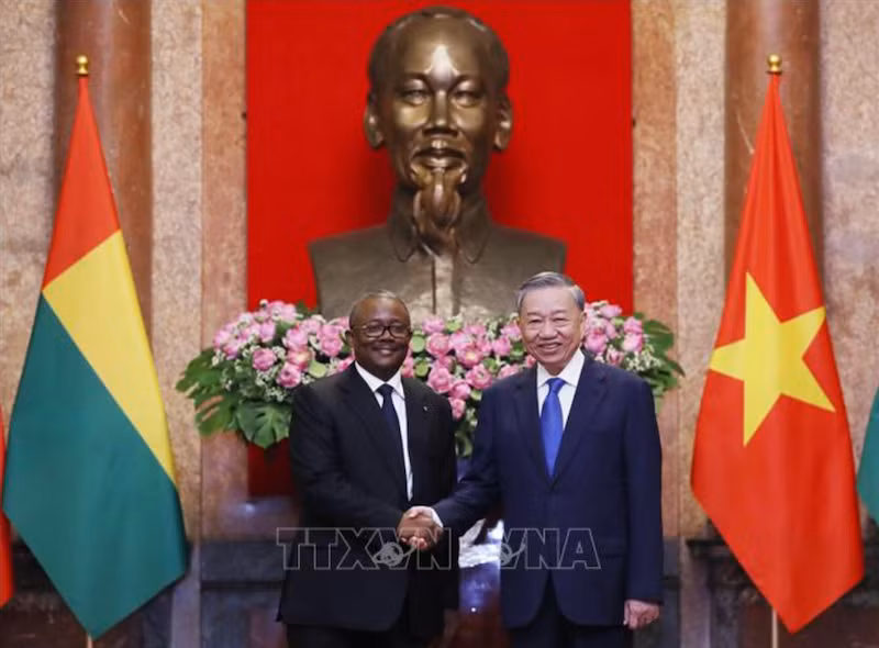 Tổng Bí thư, Chủ tịch nước Tô Lâm và Tổng thống Guinea-Bissau Umaro Sissoco Embaló chụp ảnh chung, chiều 6/9. (Ảnh: Lâm Khánh/TTXVN)