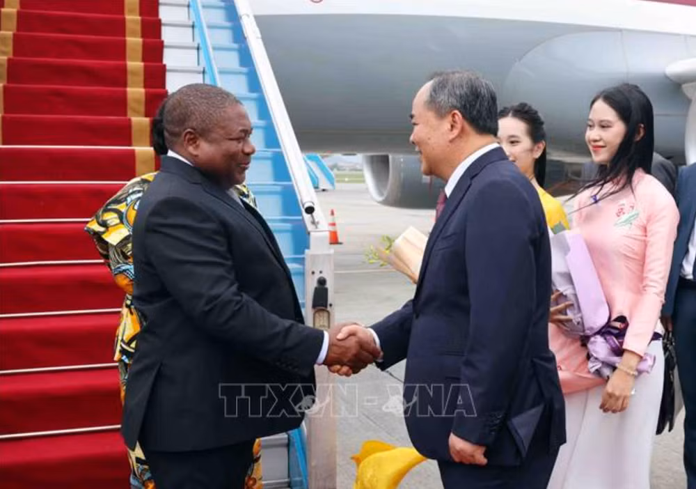 Chủ nhiệm Văn phòng Chủ tịch nước Lê Khánh Hải đón Tổng thống Mozambique Filipe Jacinto Nyusi và Phu nhân tại sân bay quốc tế Nội Bài. (Ảnh: Phạm Kiên/TTXVN)
