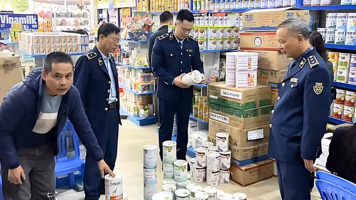 Lực lượng quản lý thị trường kiểm tra, giám sát hoạt động kinh doanh sữa.