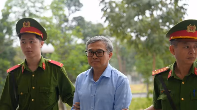 Cựu Thứ trưởng Công thương bị dẫn giải tại tòa.