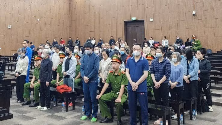 Các bị cáo tại phiên tòa vụ án mua bán hóa đơn trái phép.