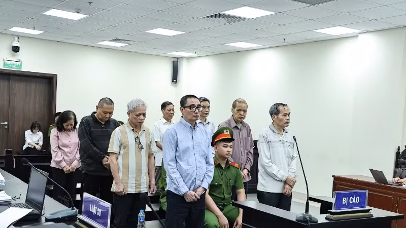 Các bị cáo nghe Hội đồng xét xử tuyên án.