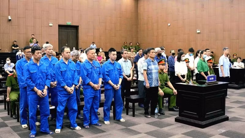 Các bị cáo nghe hội đồng xét xử tuyên án.