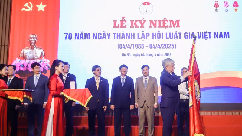 Đồng chí Đỗ Văn Chiến trao Huân chương Lao động hạng Nhất cho Hội Luật gia Việt Nam. Đồng chí Đỗ Văn Chiến trao Huân chương Lao động hạng Nhất cho Hội Luật gia Việt Nam.