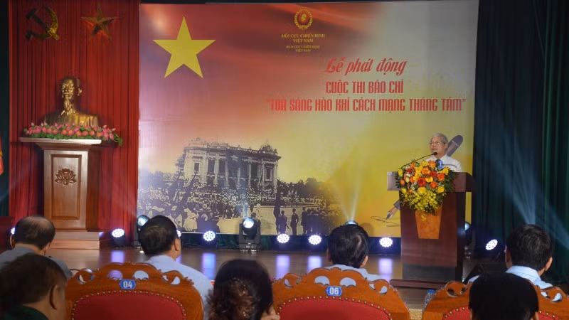Ban Tổ chức công bố thể lệ cuộc thi.