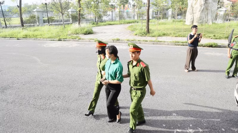 Bị cáo bị dẫn giải đến tòa.