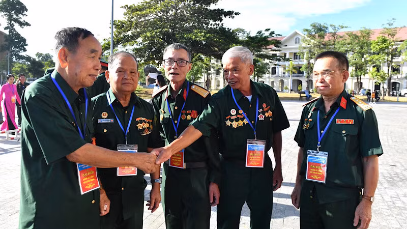 Các đại biểu người có công gặp gỡ tại Hội nghị biểu dương người có công với cách mạng tiêu biểu toàn quốc năm 2023.