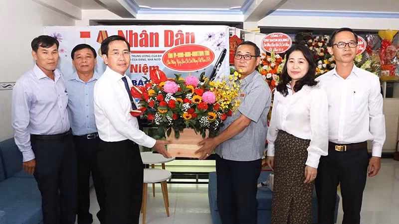 Đoàn lãnh đạo Tỉnh ủy, Hội đồng nhân dân, Ủy ban nhân dân, Ủy ban Mặt trận Tổ quốc Việt Nam tỉnh Ninh Thuận do đồng chí Phạm Văn Hậu, Phó Bí thư Thường trực Tỉnh ủy, Chủ tịch Hội đồng nhân dân tỉnh Ninh Thuận làm Trưởng đoàn tặng hoa chúc mừng Văn phòng đại diện Báo Nhân Dân tại Ninh Thuận.