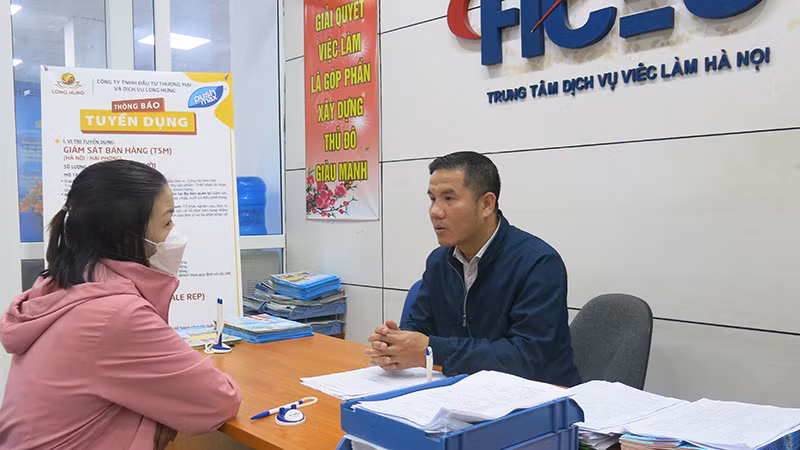 Người lao động tìm hiểu thông tin tại Trung tâm Dịch vụ việc làm Hà Nội. (Ảnh: Ngân Anh) Người lao động tìm hiểu thông tin tại Trung tâm Dịch vụ việc làm Hà Nội. (Ảnh: Ngân Anh)