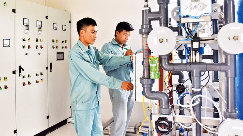 Công nhân Trạm cấp nước Nam Sơn 3, xã Nam Sơn, huyện Sóc Sơn, Hà Nội. (Ảnh: ĐĂNG DUY)