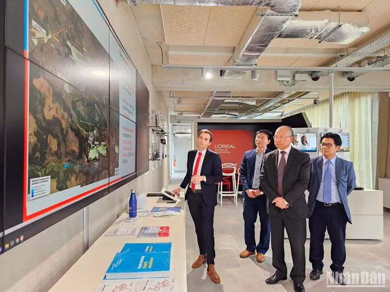 Ông Jeremy Herve, Giám đốc Sáng tạo và Phát triển kinh tế Cơ quan phát triển công Paris-Saclay EPA giới thiệu về mô hình dự án Paris-Saclay. (Ảnh: MINH DUY)