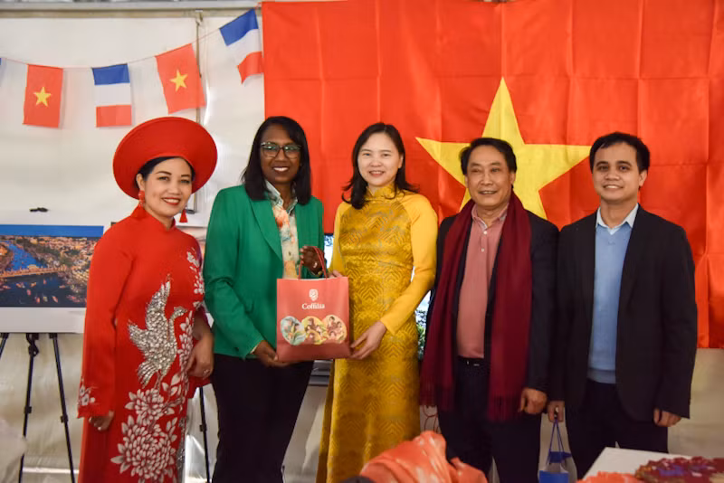 Thị trưởng thành phố Yebles, bà Marième Tamata-Varin đánh giá cao sự tham gia tích cực của Việt Nam tại Ngày hội Pháp ngữ nhiều năm qua. (Ảnh: KHẢI HOÀN) Thị trưởng thành phố Yebles, bà Marième Tamata-Varin đánh giá cao sự tham gia tích cực của Việt Nam tại Ngày hội Pháp ngữ nhiều năm qua. (Ảnh: KHẢI HOÀN)