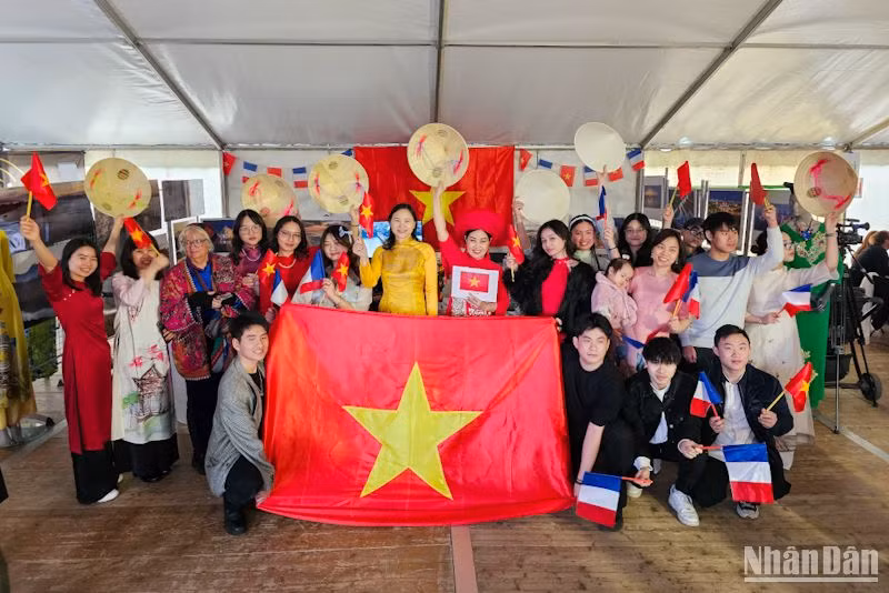 Đại diện Việt Nam tham gia Ngày hội Pháp ngữ 2024. (Ảnh: MINH DUY)