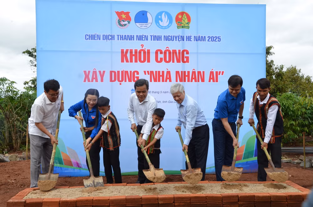 Đồng chí Đỗ Văn Chiến cùng đoàn công tác khởi công "Nhà nhân ái". Đồng chí Đỗ Văn Chiến cùng đoàn công tác khởi công "Nhà nhân ái".