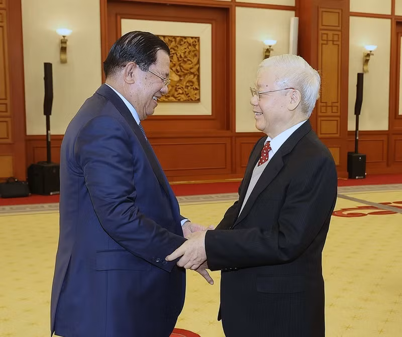 Tổng Bí thư Nguyễn Phú Trọng đón Chủ tịch Đảng Nhân dân Campuchia, Thủ tướng Chính phủ Vương quốc Campuchia Hun Sen, ngày 18/2/2023 tại Hà Nội. (Ảnh TTXVN)
