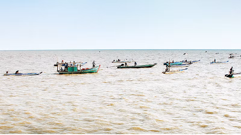 Hiện còn rất nhiều phương tiện thủy nội địa hoạt động khai thác không phép tại cửa biển xã Khánh Hội, huyện U Minh, tỉnh Cà Mau. Hiện còn rất nhiều phương tiện thủy nội địa hoạt động khai thác không phép tại cửa biển xã Khánh Hội, huyện U Minh, tỉnh Cà Mau.
