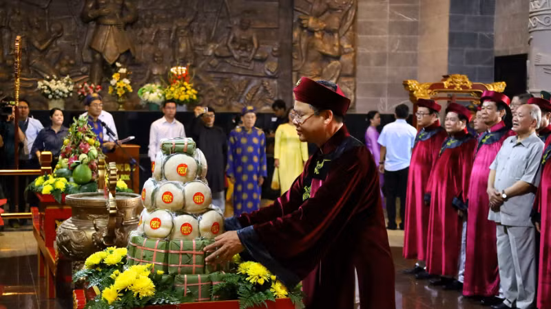 Đồng chí Trương Cảnh Tuyên, Phó Bí thư Thành ủy, Chủ tịch Ủy ban nhân dân thành phố Cần Thơ dâng lễ vật Quốc Tổ Hùng Vương. Đồng chí Trương Cảnh Tuyên, Phó Bí thư Thành ủy, Chủ tịch Ủy ban nhân dân thành phố Cần Thơ dâng lễ vật Quốc Tổ Hùng Vương.