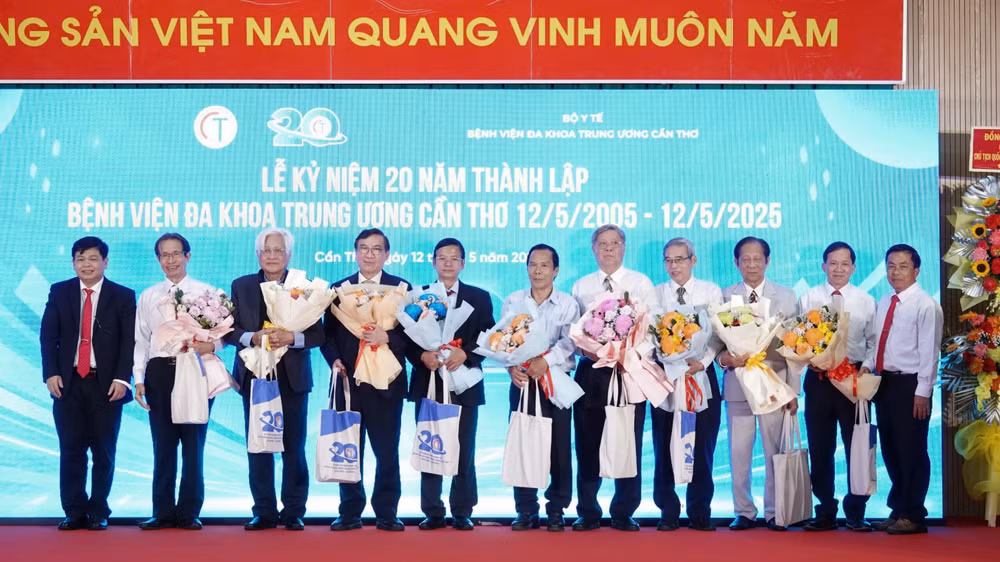 Lãnh đạo Bệnh viện đa khoa Trung ương Cần Thơ tặng hoa tri ân các cá nhân đóng góp cho sự phát triển của bệnh viện.