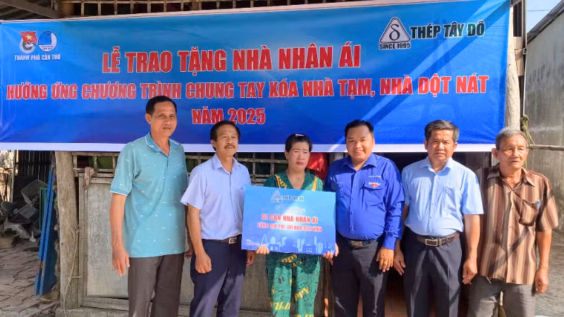 Lễ trao nhà cho bà Bà Danh Thị Hoàng Na, xã Trường Long, huyện Phong Điền.