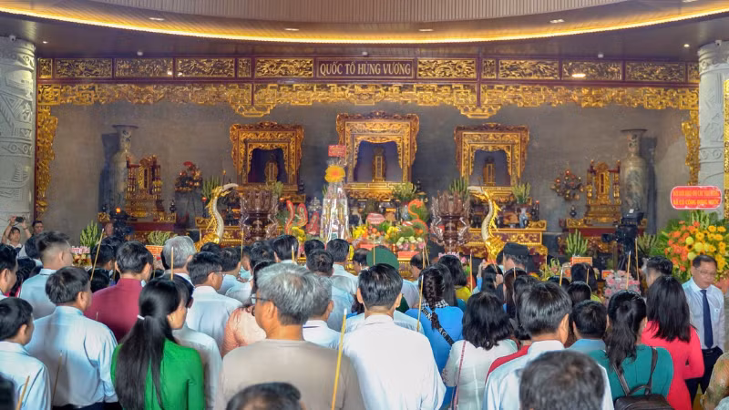 Đông đảo bà con, du khách dâng hương Quốc tổ Hùng Vương.