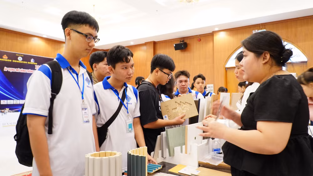 Nhiều đại biểu tham quan, tìm hiểu các sản phẩm, mô hình tại Hội thảo.