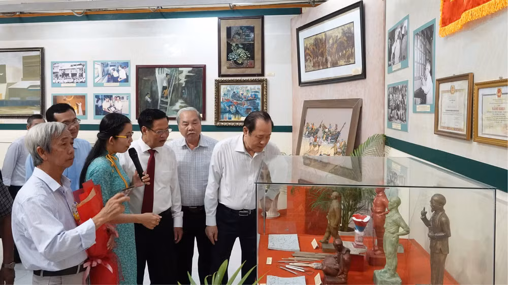 Đại biểu tham quan Triển lãm “Văn học, nghệ thuật Cần Thơ - Chặng đường 50 năm”. Đại biểu tham quan Triển lãm “Văn học, nghệ thuật Cần Thơ - Chặng đường 50 năm”.