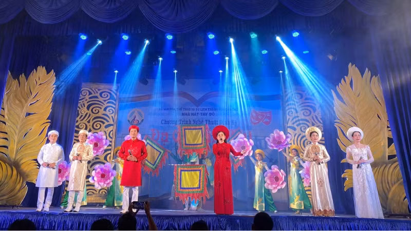 Chương trình nghệ thuật định kỳ "Dạ cổ Cầm Thi" tại Nhà hát Tây Đô. Chương trình nghệ thuật định kỳ "Dạ cổ Cầm Thi" tại Nhà hát Tây Đô.