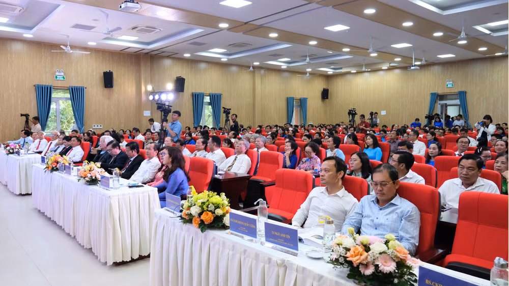 Toàn cảnh Lễ kỷ niệm 20 năm thành lập Bệnh viện Đa khoa Trung ương Cần Thơ.