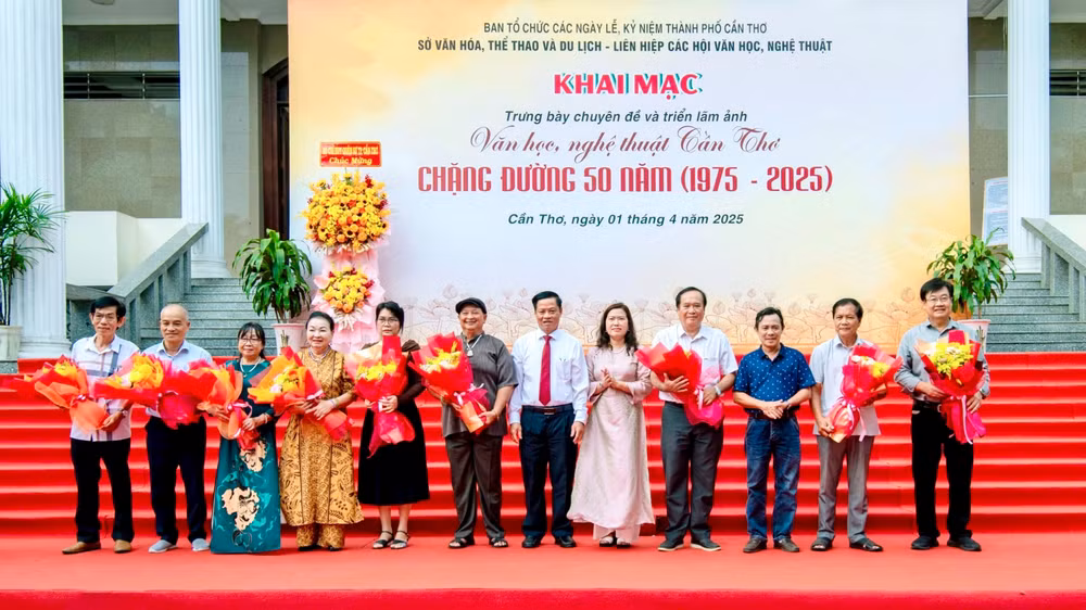 Các Hội viên được vinh danh, khen thưởng tại lễ khai mạc triển lãm “Văn học, nghệ thuật Cần Thơ - Chặng đường 50 năm”.