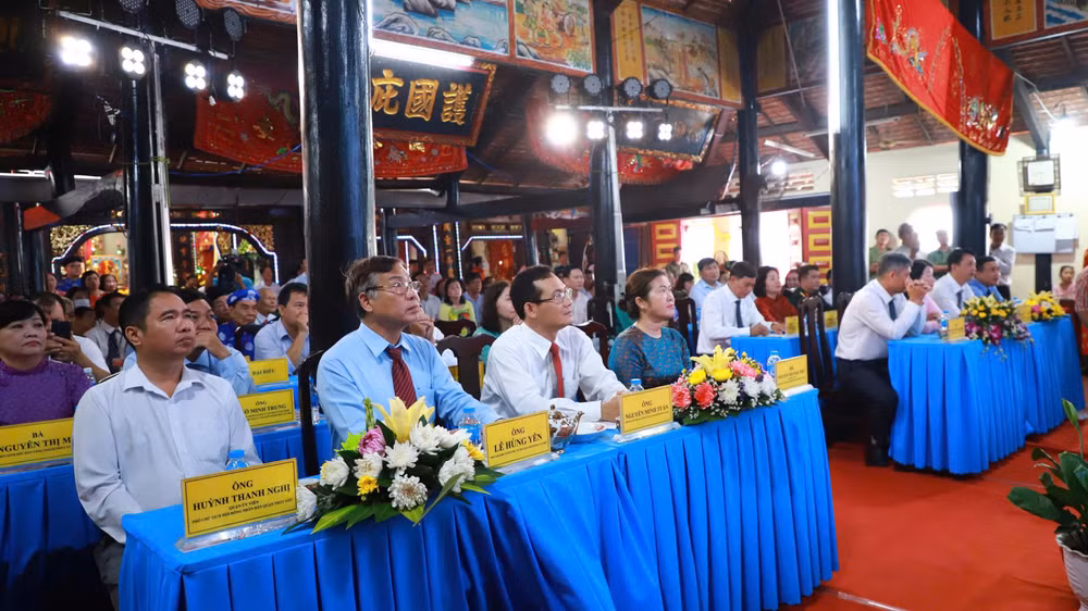 Đại biểu tham dự Lễ công bố Quyết định và đón nhận Bằng xếp hạng Di tích kiến trúc nghệ thuật quốc gia Đình Thuận Hưng.