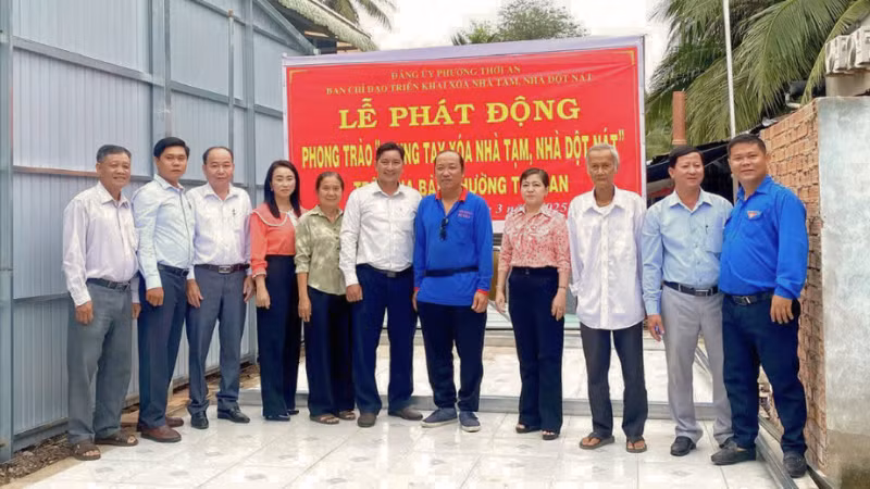 Lễ phát động Phong trào thi đua “Chung tay xóa nhà tạm, nhà dột nát” ở phường Thới An, quận Ô Môn.
